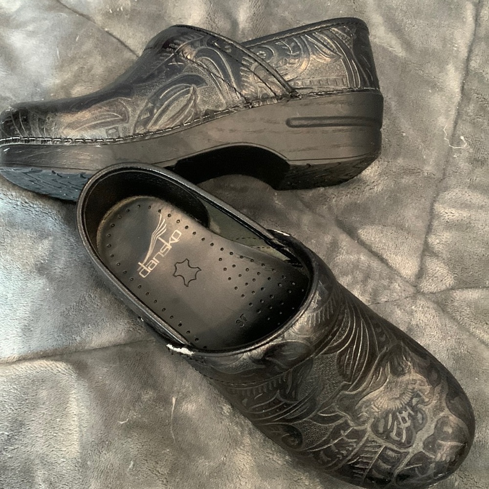 Women’s sz 37 Black Dansko clogs